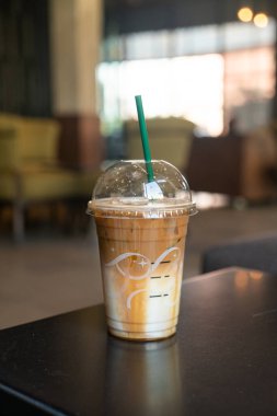 Kahve dükkanındaki karamelli macchiato kahve fincanı.