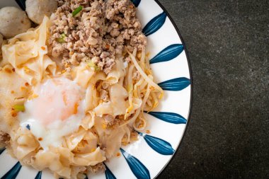 Kurutulmuş baharatlı erişte, kıymalı domuz eti, köfte ve yumurta Asya usulü.