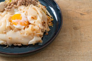 Kurutulmuş baharatlı erişte, kıymalı domuz eti, köfte ve yumurta Asya usulü.