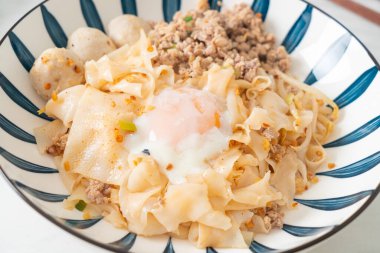 Kurutulmuş baharatlı erişte, kıymalı domuz eti, köfte ve yumurta Asya usulü.