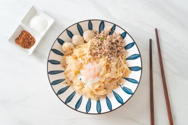 Kurutulmuş baharatlı erişte, kıymalı domuz eti, köfte ve yumurta Asya usulü.