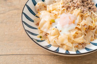 Kurutulmuş baharatlı erişte, kıymalı domuz eti, köfte ve yumurta Asya usulü.