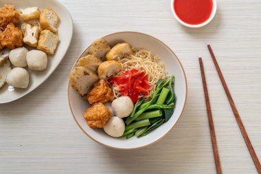 Balık köfteli erişte ve pembe soslu karides köftesi, Yen Ta Four veya Yen Ta Fo - Asya yemeği tarzı