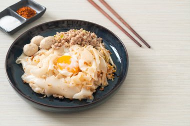 Kurutulmuş baharatlı erişte, kıymalı domuz eti, köfte ve yumurta Asya usulü.