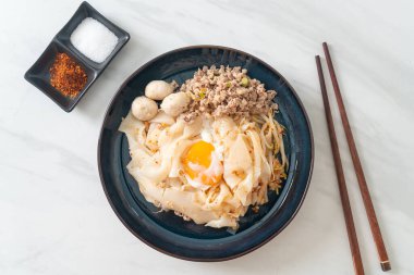 Kurutulmuş baharatlı erişte, kıymalı domuz eti, köfte ve yumurta Asya usulü.