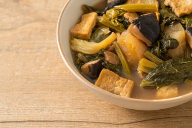 Tofulu Çin sebze güveci veya sebze çorbası karışımı - vejetaryen ve vejetaryen yemek tarzı.