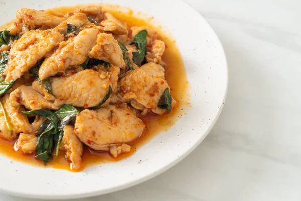 Kızarmış tavuğu acı biber ezmesi ya da biber ezmesi ile karıştırmak - Asya yemeği tarzı