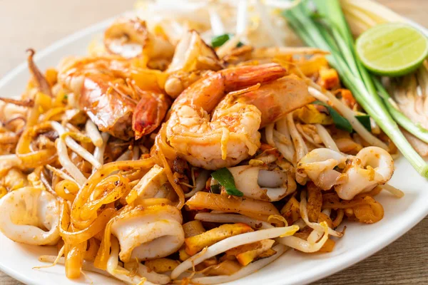 Pad Thai Deniz Ürünleri - Tayland usulü karides, kalamar ya da ahtapot ve tofu ile kızartılmış erişte