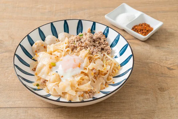 Kurutulmuş baharatlı erişte, kıymalı domuz eti, köfte ve yumurta Asya usulü.