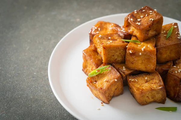 Beyaz susamlı kızarmış tofu ve teriyaki sosu. Vejetaryen ve vejetaryen yemek tarzı.