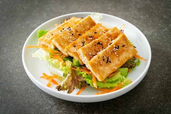 Susamlı teriyaki tofu salatası. Vejetaryen ve vejetaryen yemek tarzı.