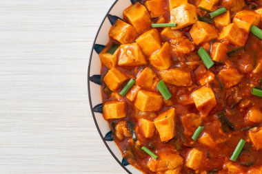 Mapo Tofu - Geleneksel Sichuan yemeği ipek tofu ve kıyma, acı biber yağı ve Sichuan biberleri ile doldurulmuş mala tadında - Asya yemek tarzı