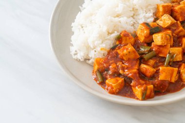 Mapo Tofu - Geleneksel Sichuan yemeği ipek tofu ve kıyma, acı biber yağı ve Sichuan biberleri ile doldurulmuş mala tadında - Asya yemek tarzı