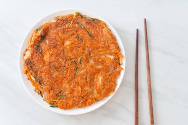 Kore kimçili krep ya da Kimçijeon - Kızarmış yumurta, kimçi ve un - Kore yemeği tarzı