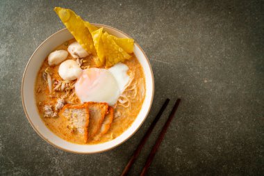 Pirinç soslu makarna köfte, domuz rostosu ve baharatlı çorba, Tom Yum Eriştesi.