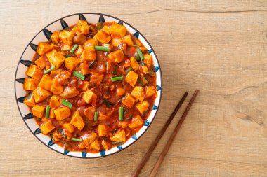Mapo Tofu - Geleneksel Sichuan yemeği ipek tofu ve kıyma, acı biber yağı ve Sichuan biberleri ile doldurulmuş mala tadında - Asya yemek tarzı