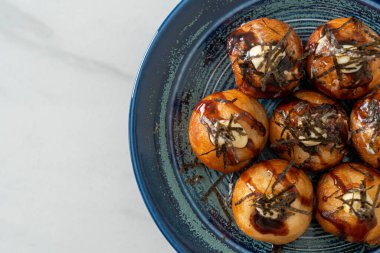 Takoyaki köftesi ya da ahtapot köftesi - Japon yemeği tarzı.