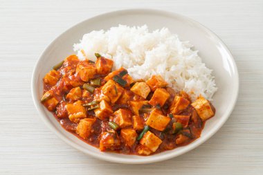 Mapo Tofu - Geleneksel Sichuan yemeği ipek tofu ve kıyma, acı biber yağı ve Sichuan biberleri ile doldurulmuş mala tadında - Asya yemek tarzı