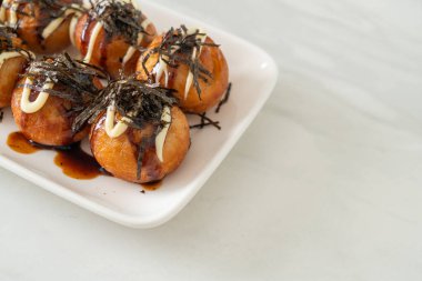 Takoyaki köftesi ya da ahtapot köftesi - Japon yemeği tarzı.