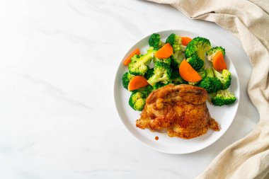 Brokoli ve havuçlu teriyaki tavuk bifteği