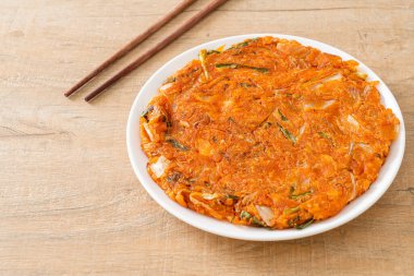 Kore kimçili krep ya da Kimçijeon - Kızarmış yumurta, kimçi ve un - Kore yemeği tarzı