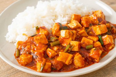 Mapo Tofu - Geleneksel Sichuan yemeği ipek tofu ve kıyma, acı biber yağı ve Sichuan biberleri ile doldurulmuş mala tadında - Asya yemek tarzı