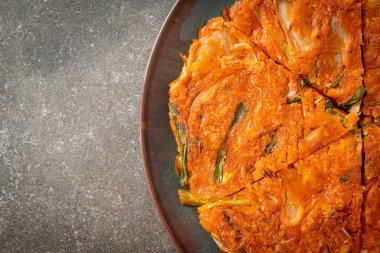 Kore kimçili krep ya da Kimçijeon - Kızarmış yumurta, kimçi ve un - Kore yemeği tarzı