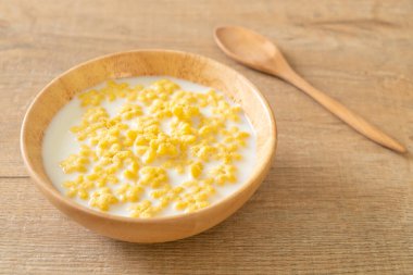 Kahvaltıda taze süt ve tahıl gevreği.