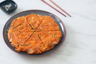 Kore kimçili krep ya da Kimçijeon - Kızarmış yumurta, kimçi ve un - Kore yemeği tarzı