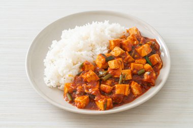 Mapo Tofu - Geleneksel Sichuan yemeği ipek tofu ve kıyma, acı biber yağı ve Sichuan biberleri ile doldurulmuş mala tadında - Asya yemek tarzı