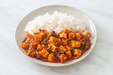 Mapo Tofu - Geleneksel Sichuan yemeği ipek tofu ve kıyma, acı biber yağı ve Sichuan biberleri ile doldurulmuş mala tadında - Asya yemek tarzı