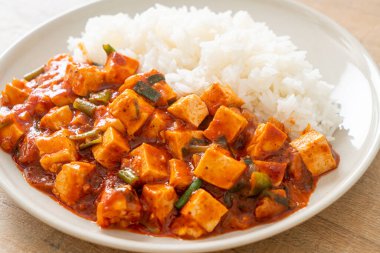 Mapo Tofu - Geleneksel Sichuan yemeği ipek tofu ve kıyma, acı biber yağı ve Sichuan biberleri ile doldurulmuş mala tadında - Asya yemek tarzı