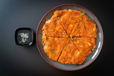 Kore kimçili krep ya da Kimçijeon - Kızarmış yumurta, kimçi ve un - Kore yemeği tarzı