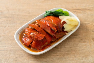 Pekin ördeği ya da ızgara kırmızı soslu kızarmış ördek Çin yemeği tarzı.