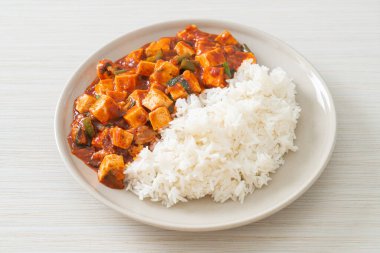 Mapo Tofu - Geleneksel Sichuan yemeği ipek tofu ve kıyma, acı biber yağı ve Sichuan biberleri ile doldurulmuş mala tadında - Asya yemek tarzı