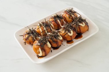 Takoyaki köftesi ya da ahtapot köftesi - Japon yemeği tarzı.