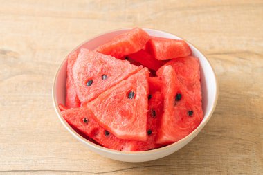 Beyaz kasede dilimlenmiş taze karpuz.