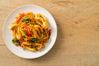 Kızarmış spagetti, tuzlanmış yumurta ve kalamar. Füzyon yemek stili.