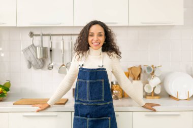 Mutfakta güzel bir Latin kadın portresi.