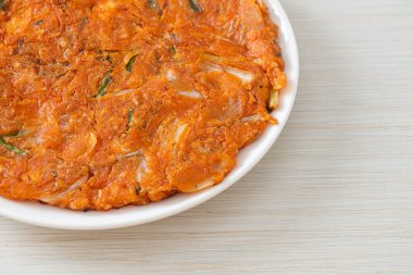 Kore kimçili krep ya da Kimçijeon - Kızarmış yumurta, kimçi ve un - Kore yemeği tarzı