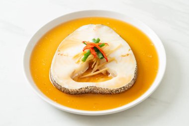 Soya soslu haşlanmış morina balığı ya da buğulanmış kar balığı ya da soya soslu Şili Bası.