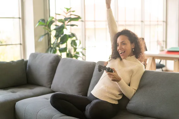 Laitin Mujer Jugando Videojuegos Con Las Manos Sosteniendo Joystick Sofá — Foto de Stock