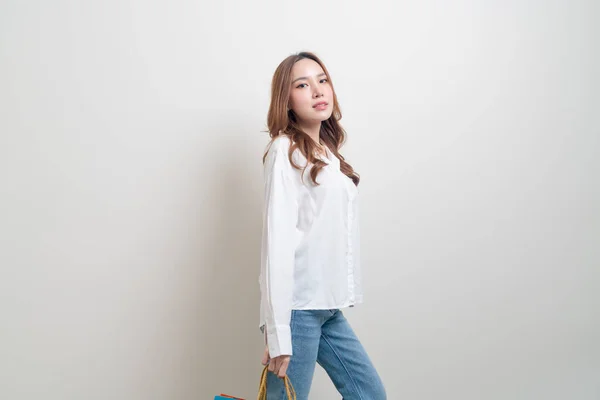Portret Mooie Aziatische Vrouw Holding Boodschappentas Witte Achtergrond — Stockfoto