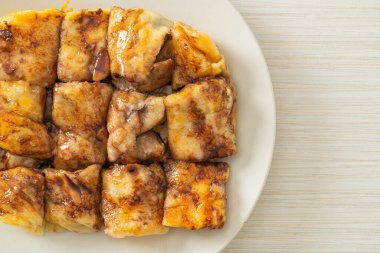 Yumurtalı, muzlu ve çikolatalı kızartma.