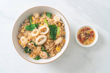 Kalamarlı ya da ahtapotlu pilav. Kalamar, yumurta ve lahana ile kızartılmış pirinç.