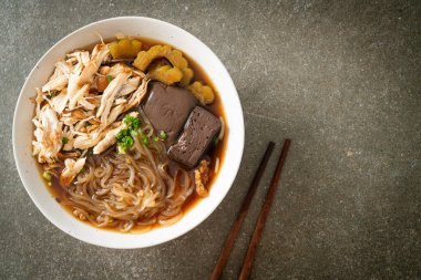 Kahverengi Çorba Kasesinde haşlanmış Tavuk Eriştesi - Asya usulü