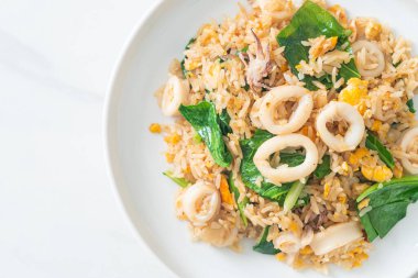 Kalamar ya da ahtapotlu pilav. Kalamar, yumurta ve lahana ile kızartılmış pilav.