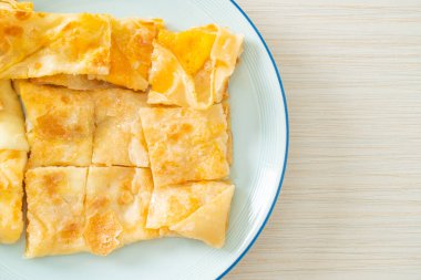 Yumurtalı kızarmış roti ve yoğunlaştırılmış süt.