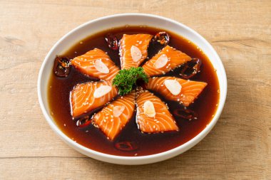 Salamura edilmiş somon balığı ya da Kore usulü soya sosu.