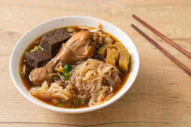 Kahverengi Çorba Kasesinde haşlanmış Tavuk Eriştesi - Asya usulü